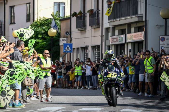 Melakukan perjalanan dari rumahnya ke sirkuit Misano tempat MotoGO San Marino Valentino Rossi disambut meriah penggemarnya di Tavullia 