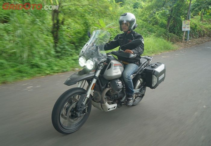 Posisi berkendara Moto Guzzi V85TT Travel nyaman buat jalan jauh