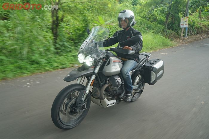 Posisi berkendara Moto Guzzi V85TT Travel nyaman buat jalan jauh