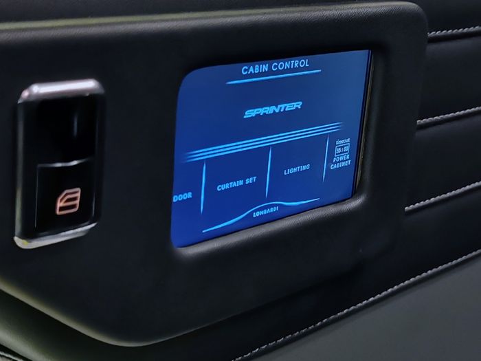 Cabin control dilengkapi touch screen monitor