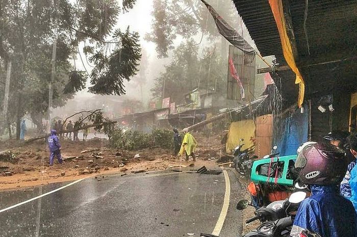 Longsor di jalur Puncak Bogor di tiga titik mesjid Atta'awun, Riung Gunung dan Green Ville.