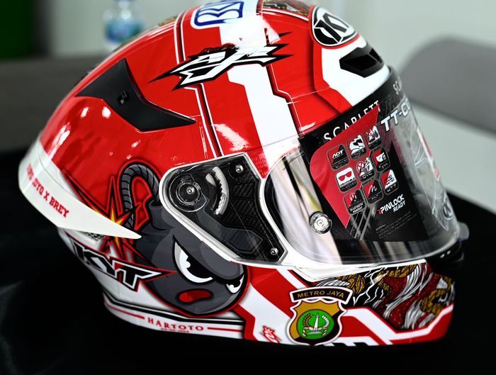Motif batik berada di bagian depan dan di tengah atas helm Mario Aji yang masih memakai brand KYT