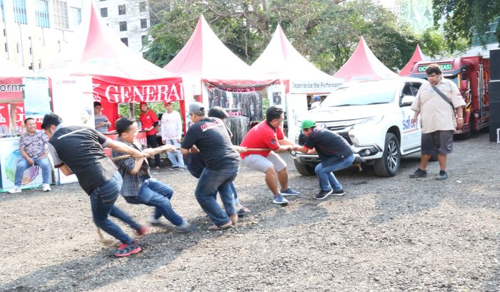 Games seperti tarik mobil pun diselenggarakan untuk memeriahkan acara