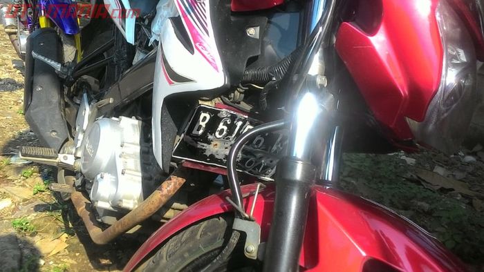 Yamaha V-Ixion pasang pelat nomor di tempat yang terlarang