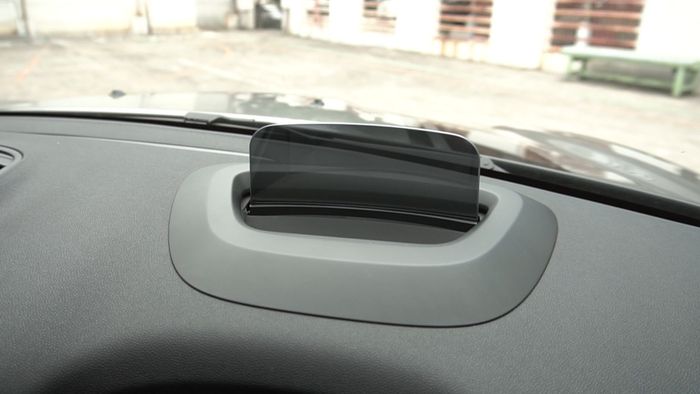 Akses info lebih mudah dengan head-up display
