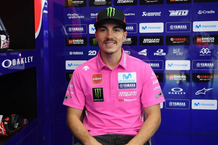 Maverick Vinales tidak canggung pakai baju warna pink