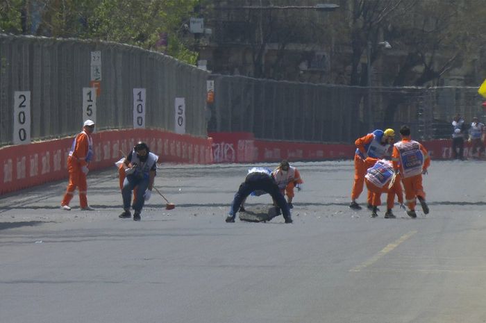 Pihak penyelenggara akan melakukan pengecekan semua tutup drainase usai insiden George Russell di sesi FP1 F1 GP Azerbaijan 2019