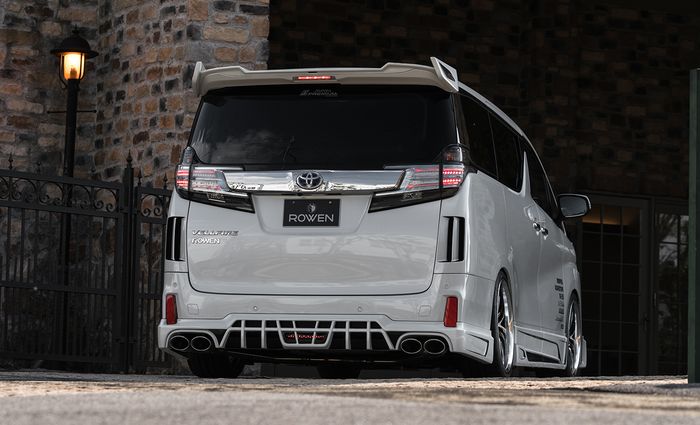 Tampilan belakang modifikasi Toyota Vellfire terlihat agresif