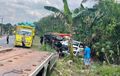 Petaka Ganti Ban di Jalintim Lampung, Dua Kijang Innova dan Satu Truk Mental Hancur Berurutan