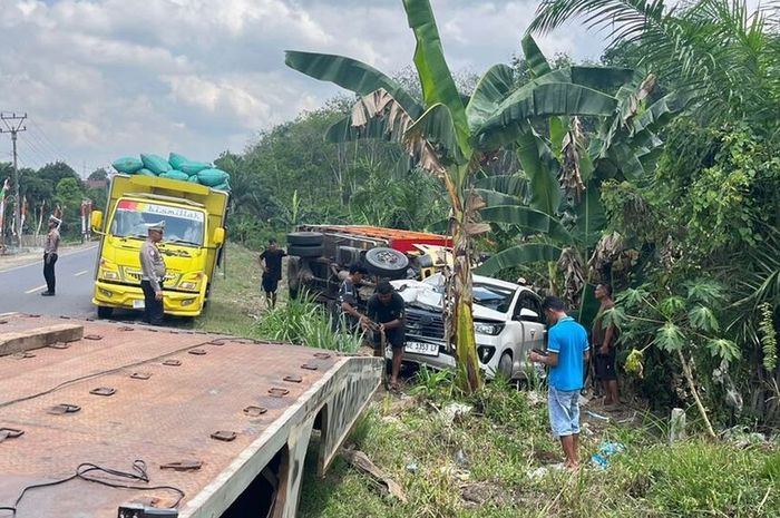 Evakuasi Toyota Kijang Innova dan truk yang terlibat kecelakaan beruntun di Jalan Lintas Timur, desa Tiyuh Indraloka, Way Kenanga, Tulang Bawang Barat, Lampung