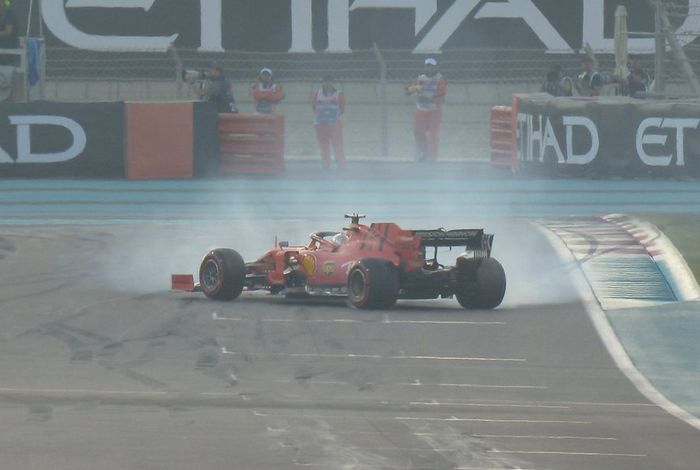 Sementara Sebastian Vettel (Ferrari) melintir saat keluar dari tikungan terakhir