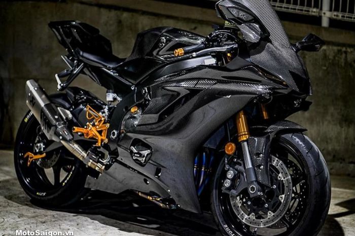 Yamaha R6 dengan bodi dilapis decal bermotif serat carbon