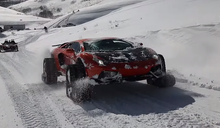 Lamborghini Aventador melaju di salju bak pemain ski