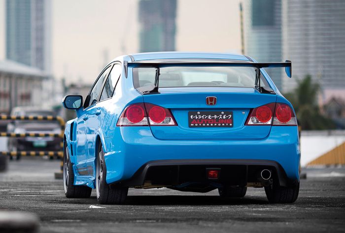 Tampilan belakang Honda Civic FD dengan pemasangan spoiler GT wing