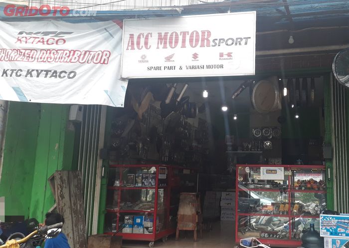 Toko sparepart dan aksesoris motor ACC Motor Sport di Jalan Otista, Jakarta Timur