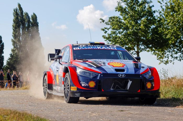 Thierry Neuville yang memimpin Reli Belgia 2022, kecelakaan menjelang laga penutup hari Sabtu