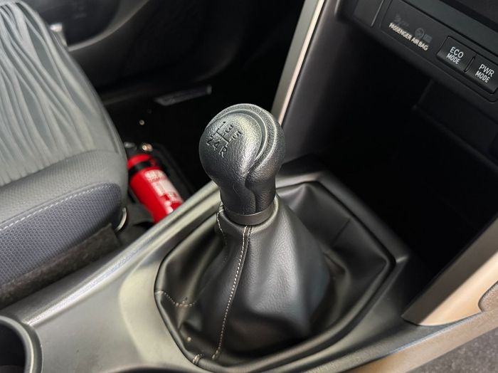 Tetap menyediakan pilihan transmisi otomatis dan manual.