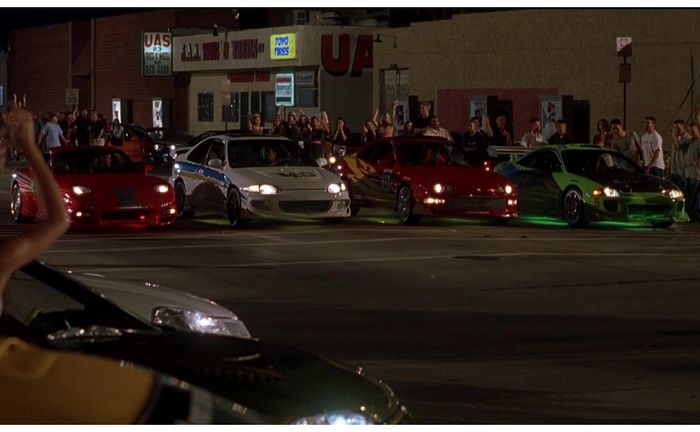 Scene saat Mitsubishi Eclipse Brian O' Connor (paling kanan) ditantang balapan