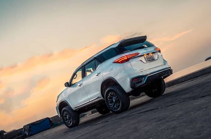 Modifikasi Toyota Fortuner beraura Prado ditopang kaki-kaki jangkung