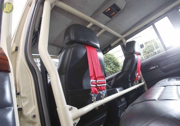 Rollbar pada pilar B Jeep Cherokee XJ ini sudah dipersiapkan untuk dudukan safety belt. 