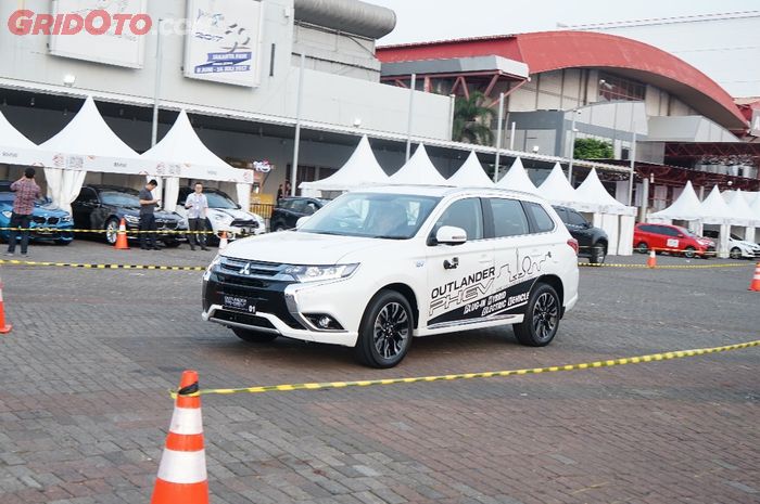 Mitsubishi Outlander PHEV bisa dicoba di area test drive