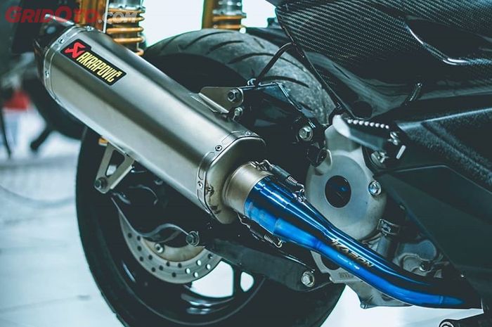 Knalpot Akrapovic dan header full system Kabon untuk Yamaha XMAX 250.