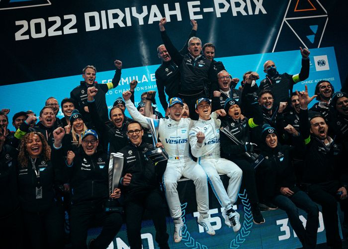 Stoffel Vandoorne dan Nyck de Vries merayakan gelar juara di Formula E