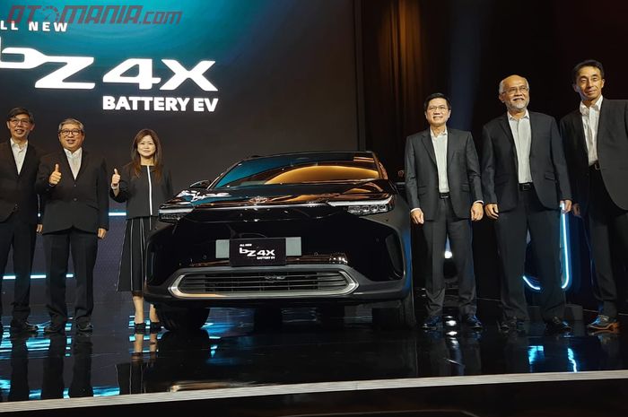  Mobil listrik Toyota bZ4X resmi diluncurkan punya empat piliahn warna dan baterai garansi hingga delapan tahun. 