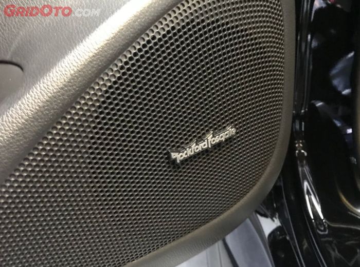 Sistem audio menggunakan brand Rockford Fostage