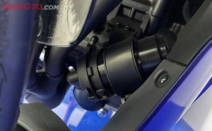 Tabung canister di samping knalpot New Yamaha R25. Fungsinya untuk emisi gas buang yang lebih ramah lingkungan.