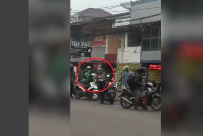 Video diambil dari jarak jauh oleh netizen
