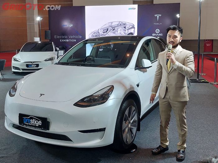 Rudy Salim meluncurkan Tesla Model Y di ajang IIMS 2022.