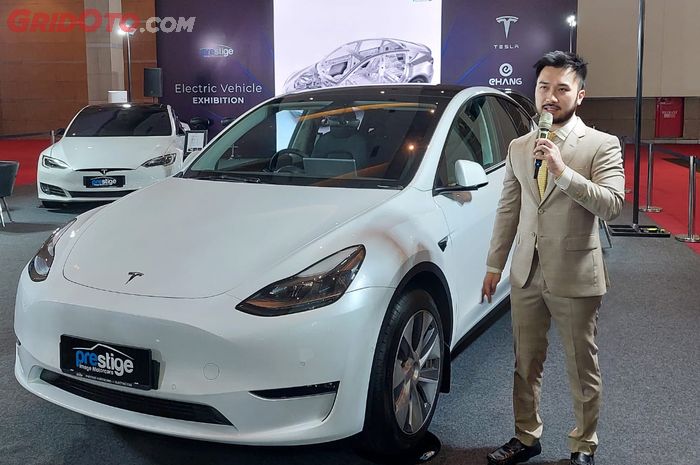 Rudy Salim meluncurkan Tesla Model Y di ajang IIMS 2022.