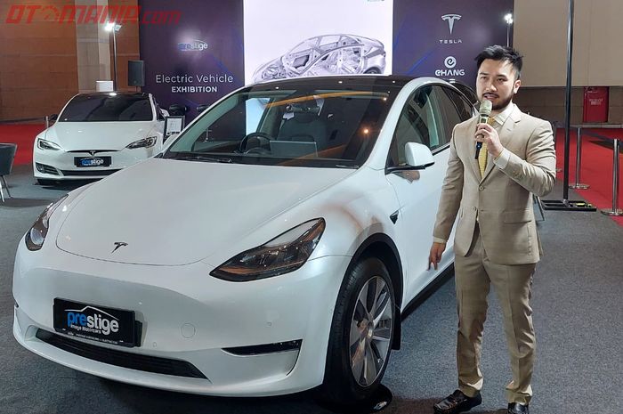 Rudy Salim meluncurkan Tesla Model Y di ajang IIMS 2022.