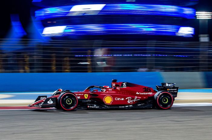 Pembalap tim Ferrari, Charles Leclerc dan Carlos Sainz berhasil amankan dua podium teratas di balapan F1 Bahrain 2022