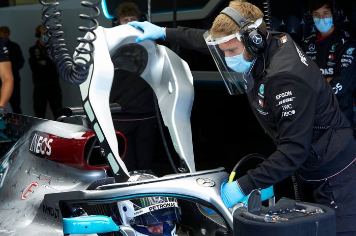Lakukan tes di sirkuit Silverstone, Valtteri Bottas dan para mekanik tim Mercedes tetap mematuhi protokol kesehatan