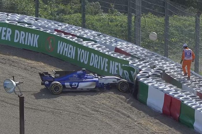 Marcus Ericsson dari tim Sauber F1 Menabrak pembatas pada lap 9