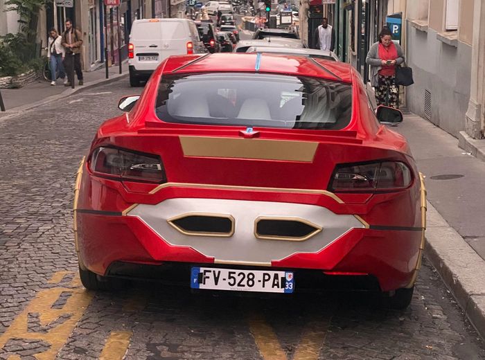 Tampilan belakang modifikasi Tesla Model S Iron Man dirombak total