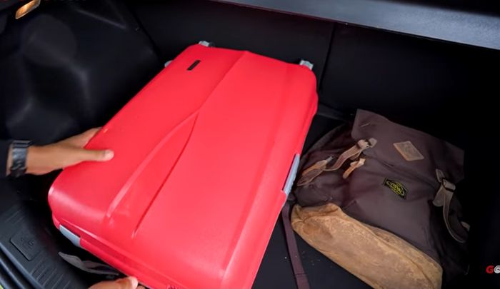 Bagasi Toyota Yaris saat dicoba koper memanjang.