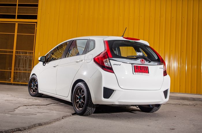 Modifikasi Honda Jazz GK5 tampil sporty berkat dandan minimalis