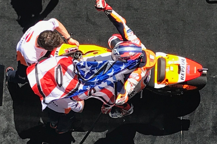 Marc Marquez membawa bendera bernomor 69 