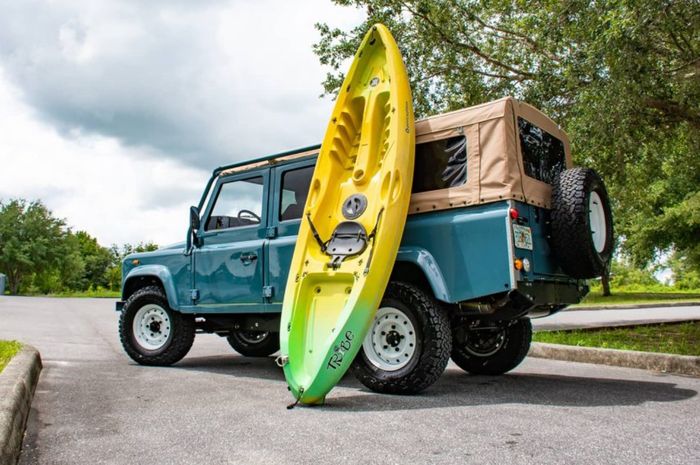 Restorasi Land Rover Defender gaya anak pantai garapan ECD Automotive