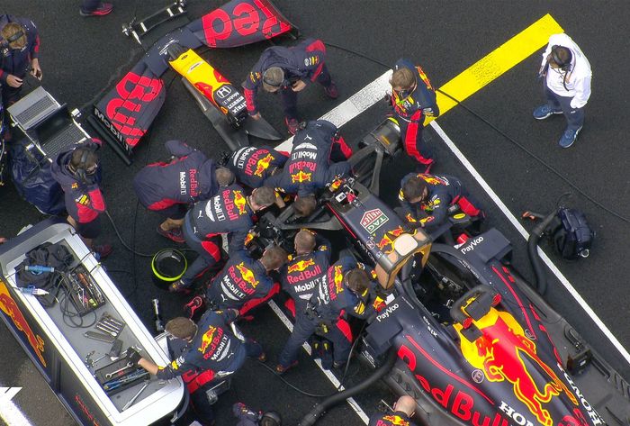 Max Verstappen pun memuji keahlian para mekanik Red Bull dengan cepat memperbaiki kerusakan sebelum balapan F1 Hongaria 2020 dimulai