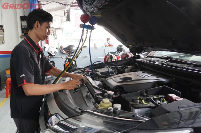 Ilustrasi servis AC mobil.