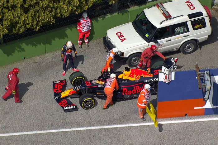 Mobil Red Bull RB16B milik Max Verstappen bermasalah pada sesi FP2 F1 Emilia Romagna 2021 hari Jumat (16/4)