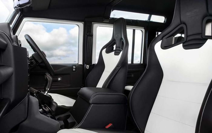 Tampilan kabin Land Rover Defender Works V8 Trophy II