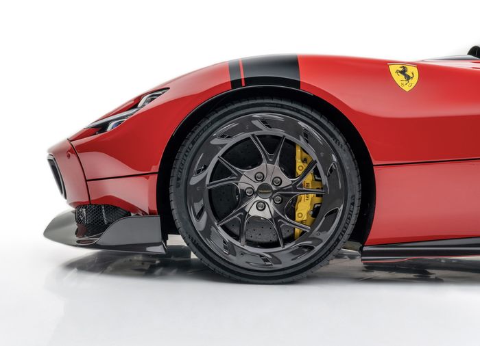 Modifikasi Ferrari Monza mendapat pelek elek ultra-light seri YT.5 Air ukuran 21 inci