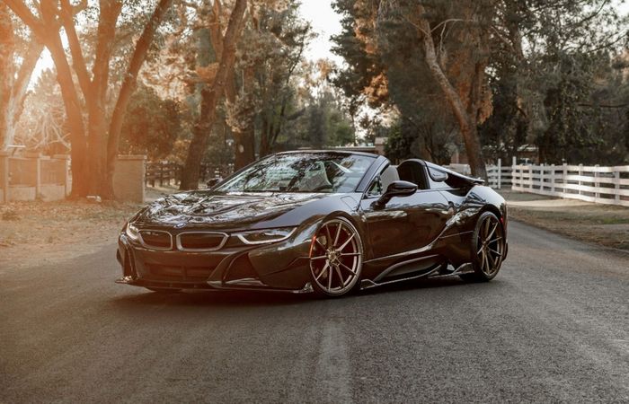 BMW i8 pasang body kit berbahan serat karbon yang agresif  