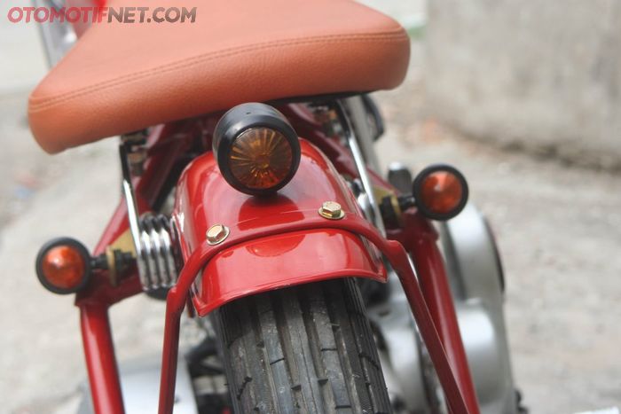 Perlengkapan lalu lintas seperti stoplamp dan sein tetap ada