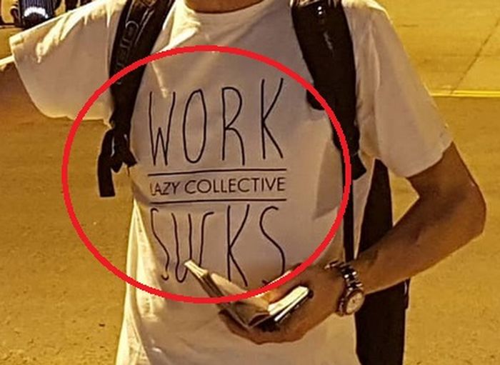 Lihat tulisan di kaos